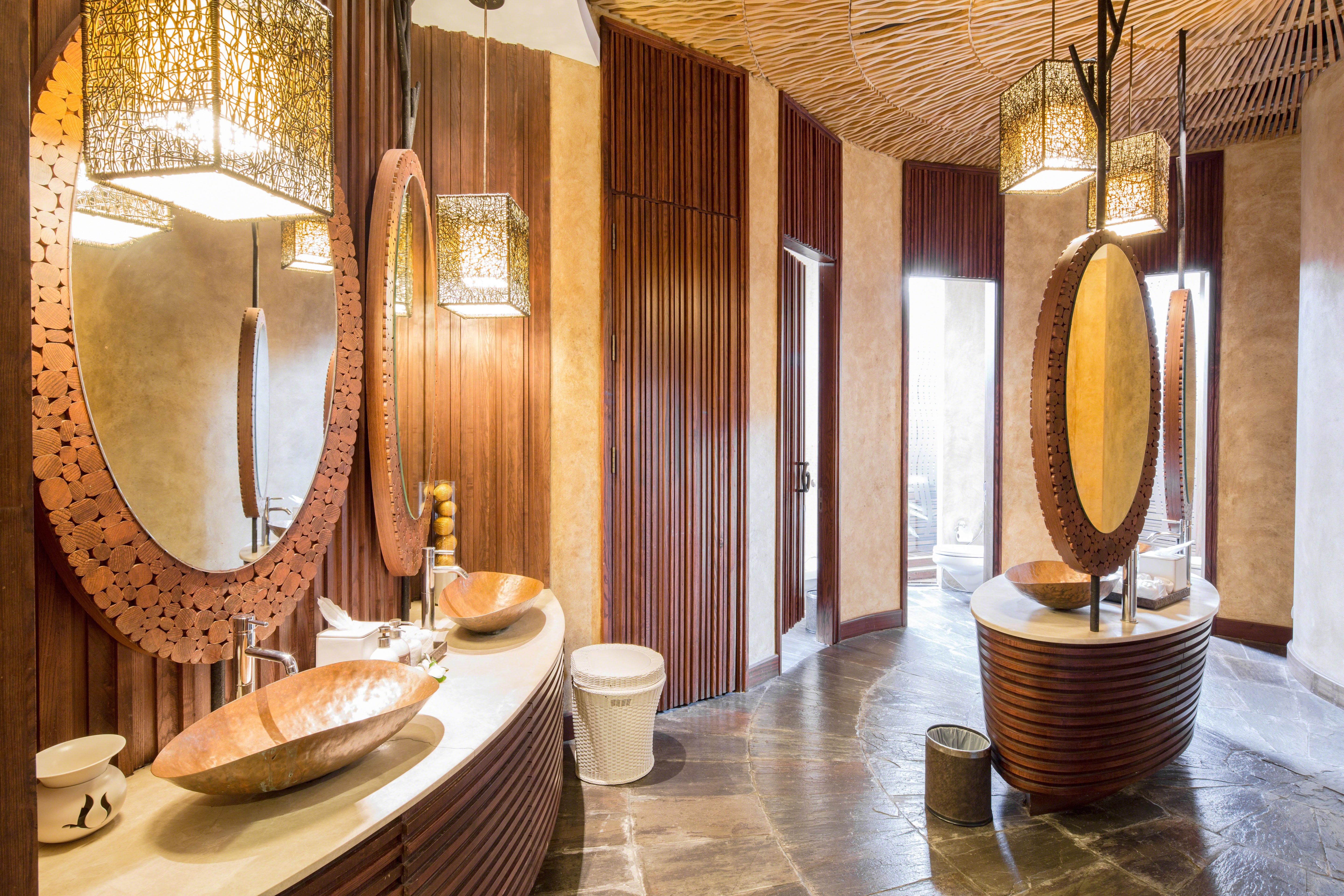 Centara Grand Mirage Beach Resort Pattaya Bagian luar foto The bathroom of a suite at the Baurouissa Hotel