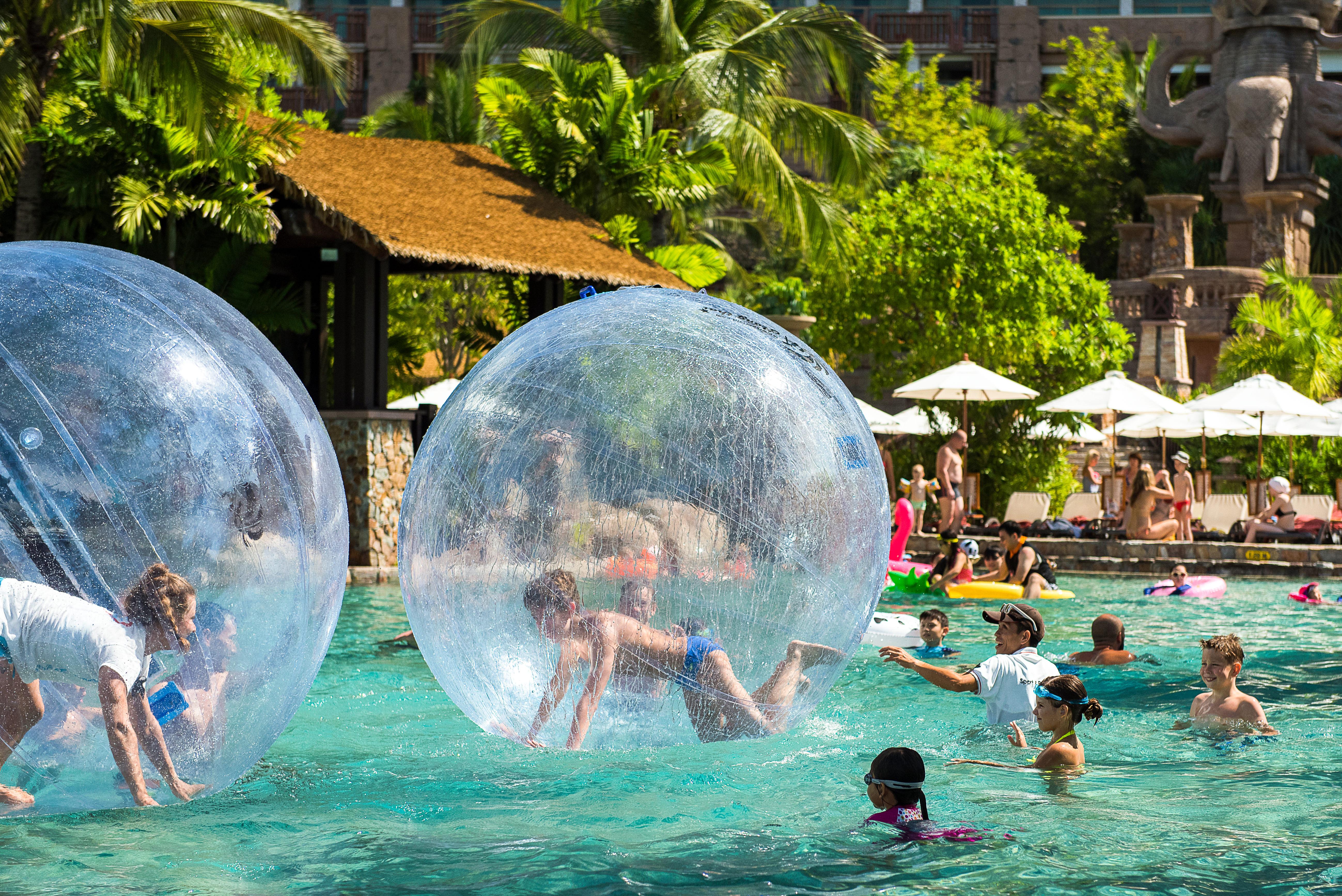 Centara Grand Mirage Beach Resort Pattaya Bagian luar foto Water balls at a water park