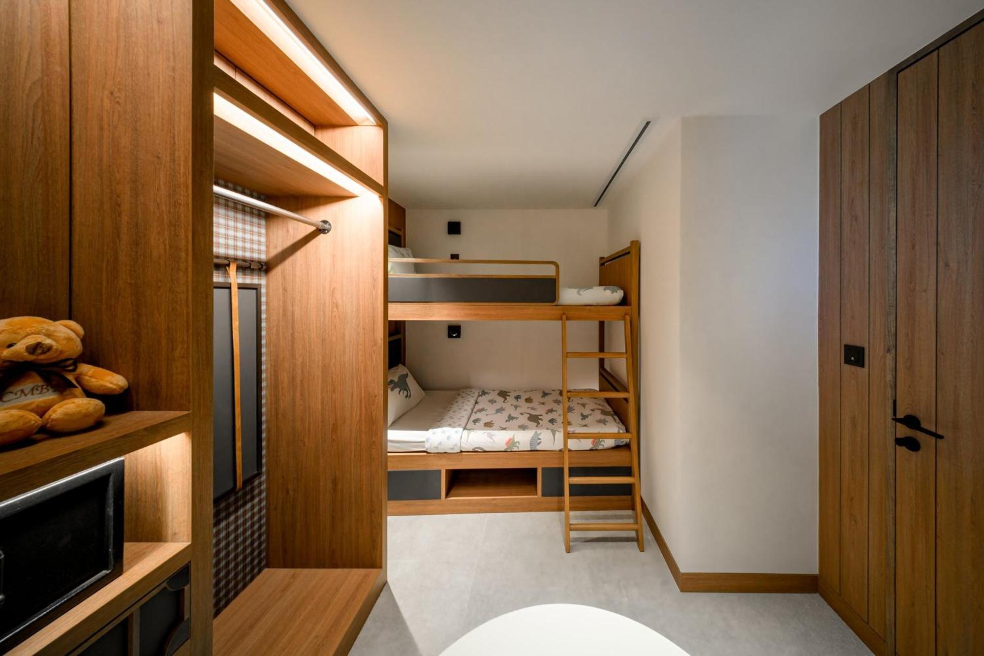 Centara Grand Mirage Beach Resort Pattaya Bagian luar foto A bunk bed in a hotel room