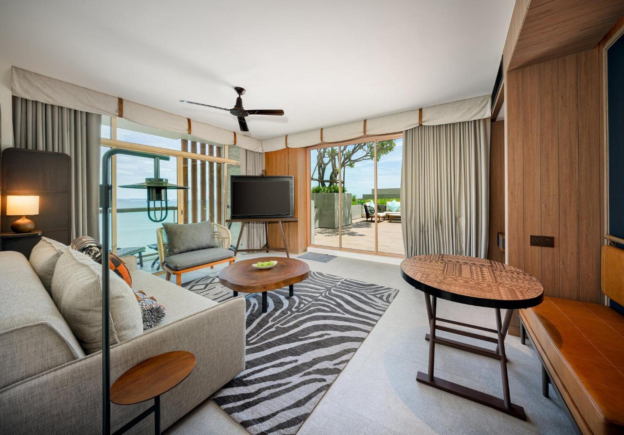 Centara Grand Mirage Beach Resort Pattaya Bagian luar foto A living room at the hotel