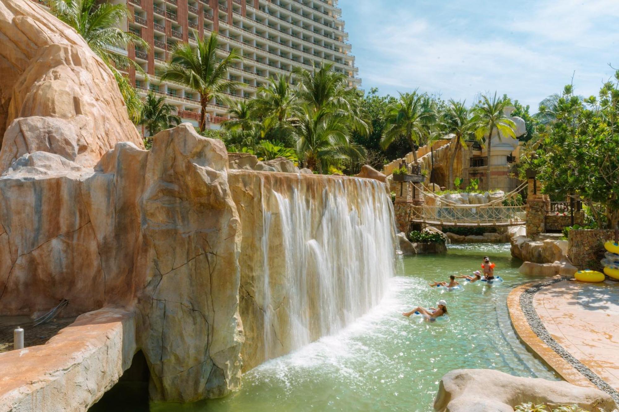 Centara Grand Mirage Beach Resort Pattaya Bagian luar foto Waterfall at the Water Park