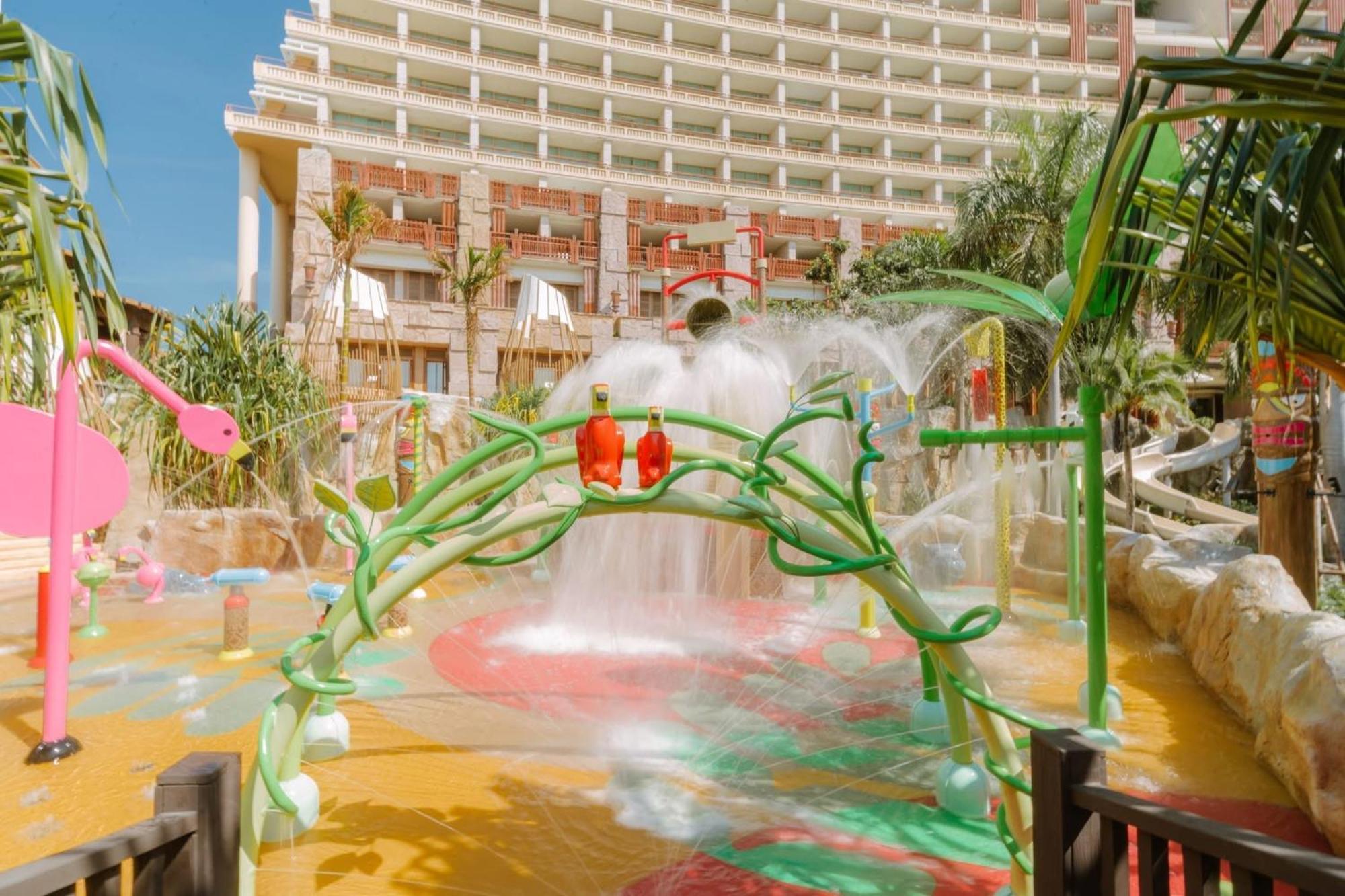 Centara Grand Mirage Beach Resort Pattaya Bagian luar foto The water park