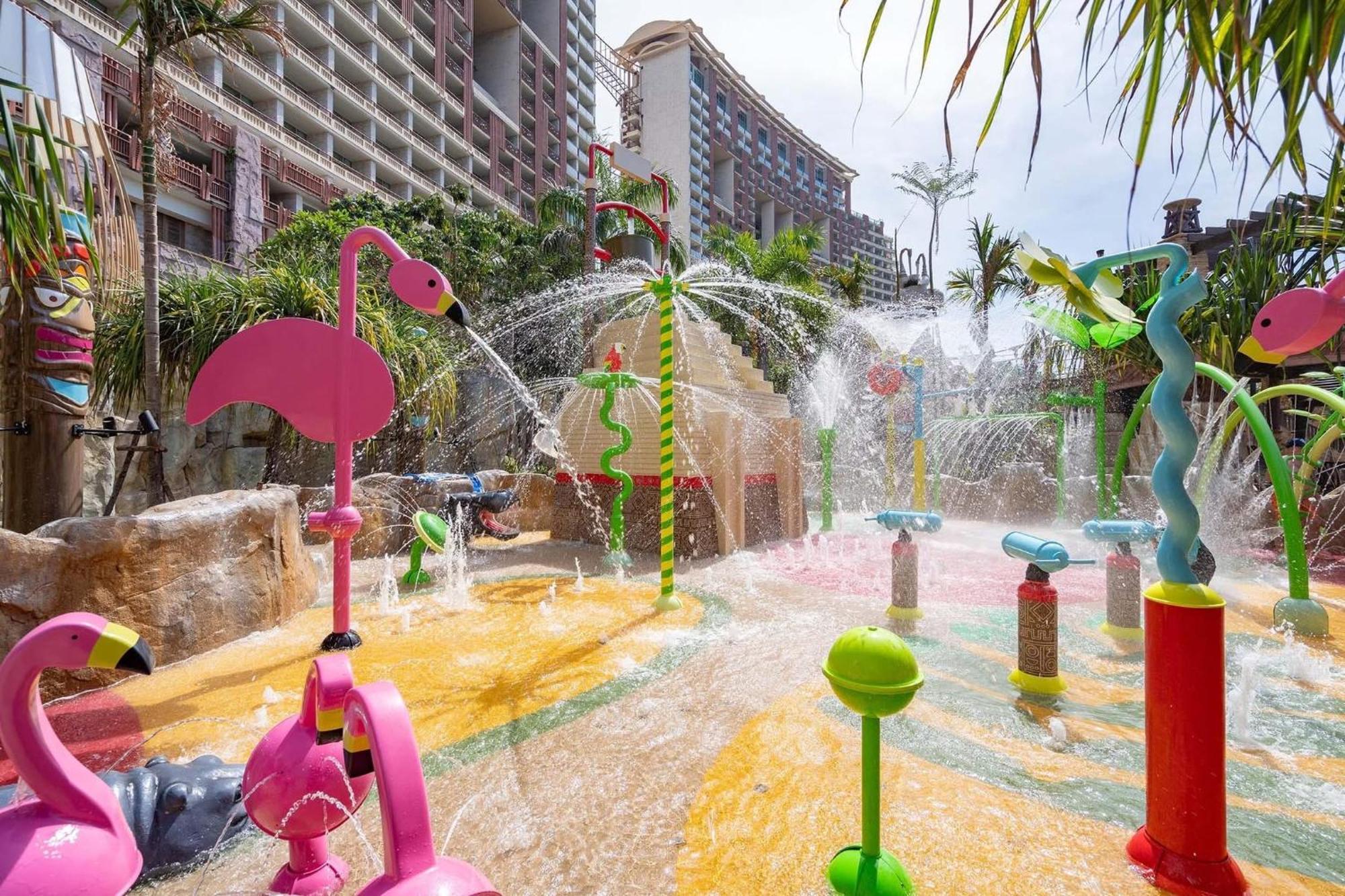Centara Grand Mirage Beach Resort Pattaya Bagian luar foto Splash Island